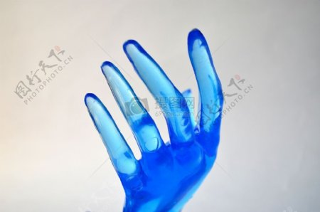 蓝色的塑料手掌