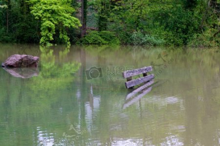 水中淹没的长椅