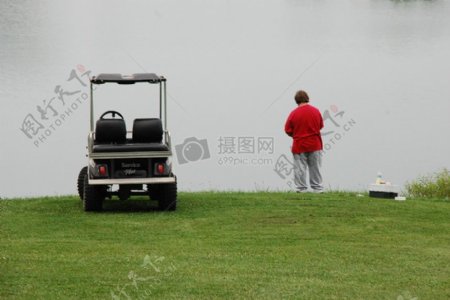 草地上的高尔夫球车