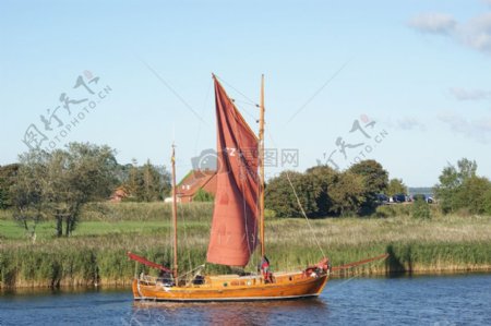 湖水上的帆船