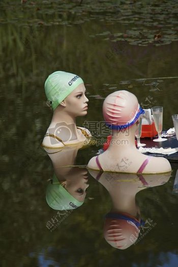 水中的女性玩偶