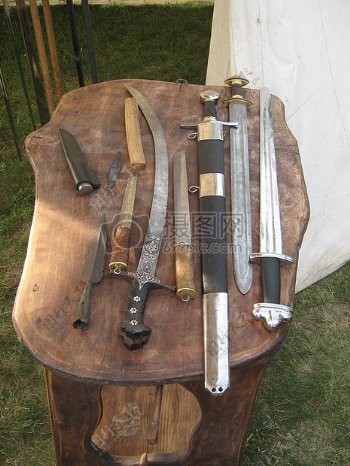 木桌上的各种剑