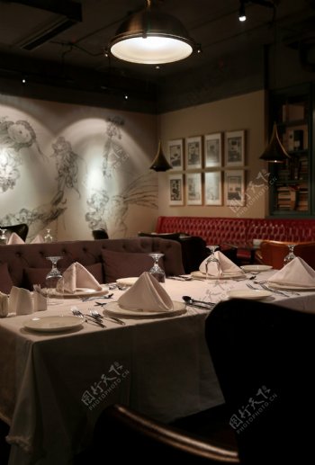 时尚室内餐厅餐桌背景墙效果图