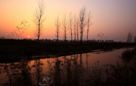 夕阳下的小河