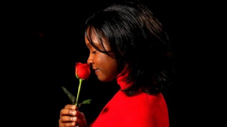女子收到玫瑰动作表情高清视频素材