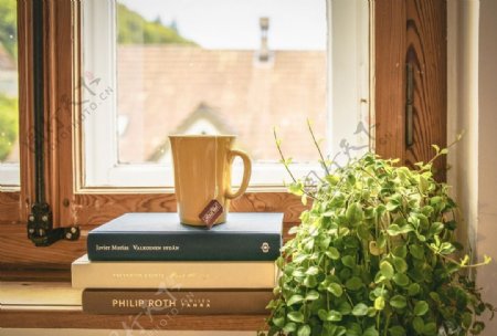 窗台上的书与咖啡