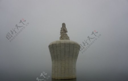 雾中清远江滨公园河母像