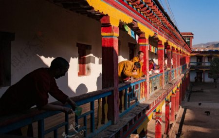 清晨西藏寺院僧人