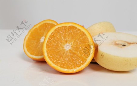 切开的橙子和梨