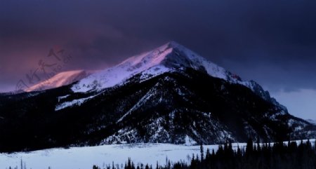 夜幕下的雪山美景
