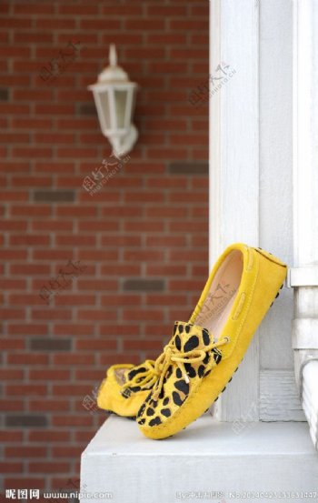 黄色豹纹女式皮鞋