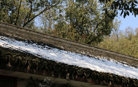 雪后的房顶