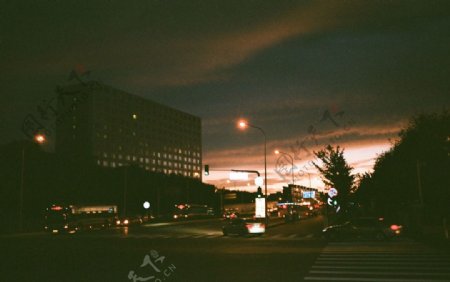 夜色下的城市街道