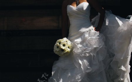 穿着婚纱奔跑的新娘