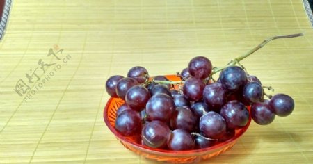 碟子上的一串红葡萄