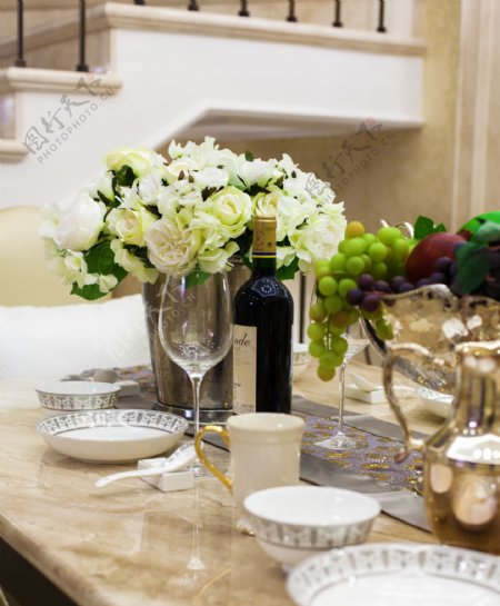 现代时尚客厅淡色瓷砖桌面室内装修效果图