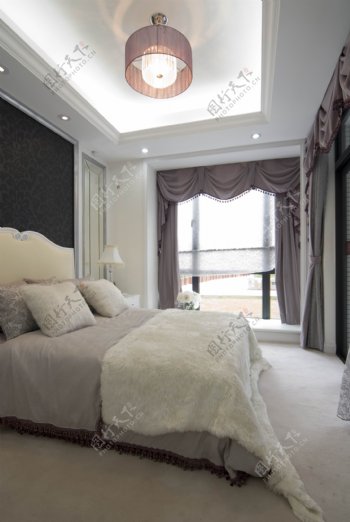 欧式室内卧室吊灯床铺窗帘装修效果图