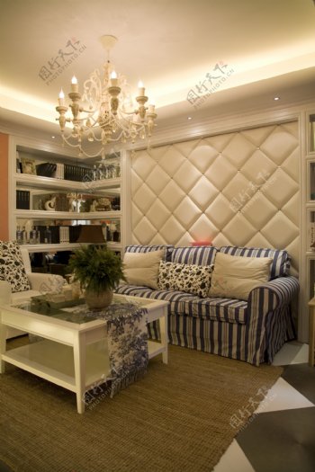 现代简约风室内设计客厅条纹沙发效果图