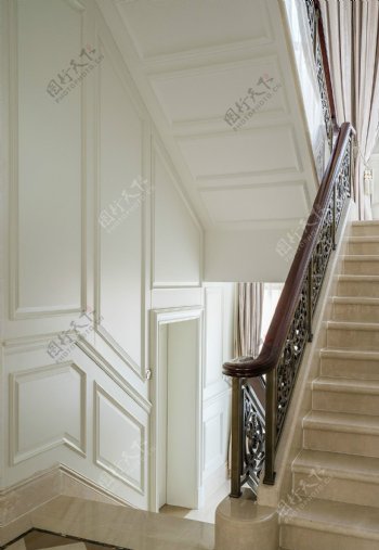 经典时尚欧式风格跃层楼梯装修效果图