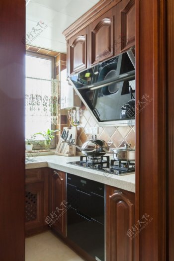 现代简约风室内设计厨房烤箱效果图