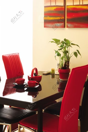 现代简约风室内设计餐厅红色调效果图
