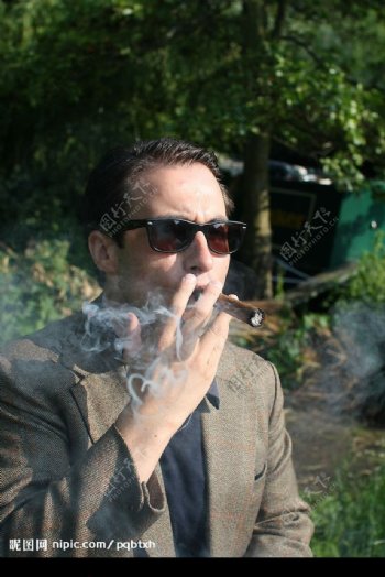 抽雪茄的男人