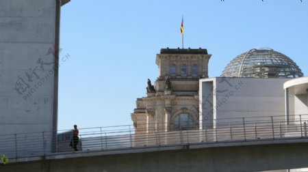 男人俯视德国国会大厦