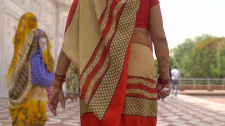 穿着传统的印度女士走路