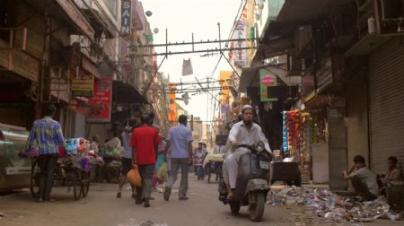 在印度走在路上的人