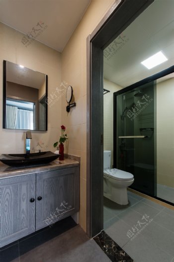 现代时尚浴室浅色木制柜子室内装修效果图