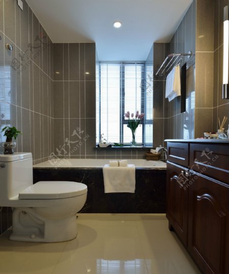 现代时尚浴室黑色浴缸室内装修效果图