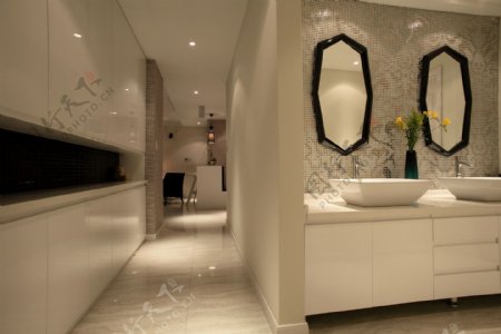 现代轻奢浪漫浴室异形长镜子室内装修效果图