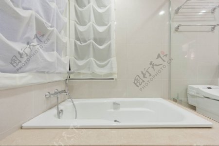 现代浴室浅粉色瓷砖室内装修效果图