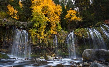 美国加利福尼亚瀑布秋季森林石