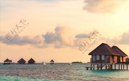马尔代夫热带海日出和日落平房
