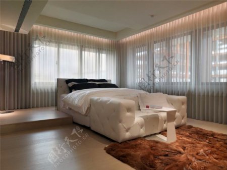 现代时尚卧室金褐色地毯室内装修效果图
