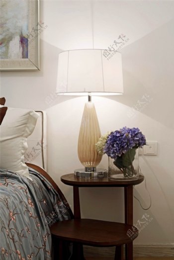 现代卧室褐色床头柜室内装修效果图