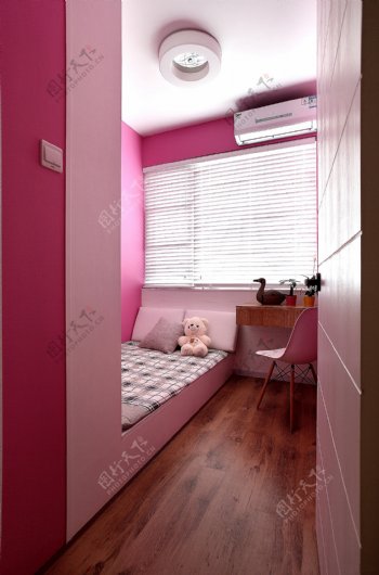 现代少女心卧室粉色背景墙室内装修效果图