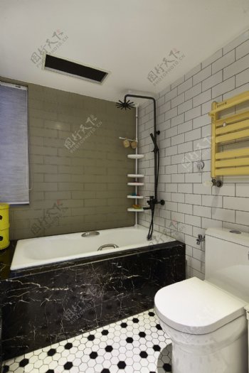 现代时尚卫生间黑色瓷砖浴缸室内装修效果图