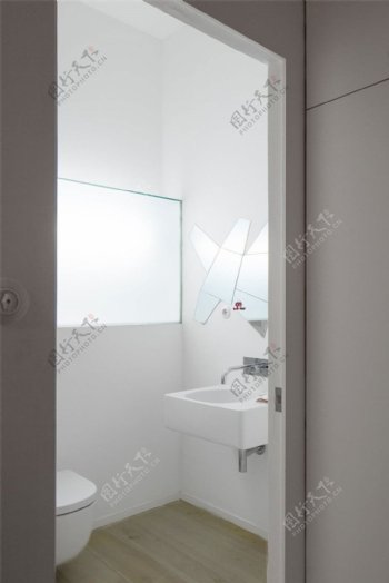 白色调极简风盥洗室效果图