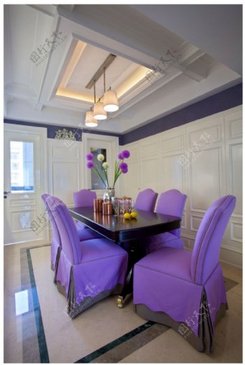 现代时尚客厅亮紫色餐桌室内装修效果图