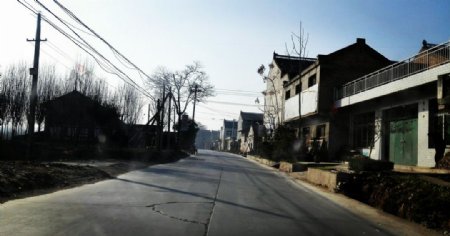 清晨里的乡村道路风景