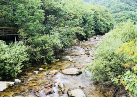 山水之间溪流水