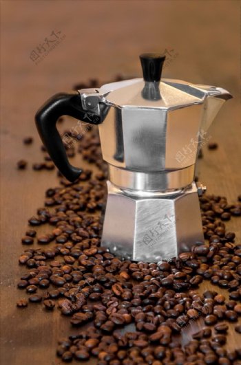 咖啡豆和咖啡壶