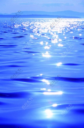波光粼粼水面蓝色阳光钻