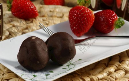 草莓果黑巧克力