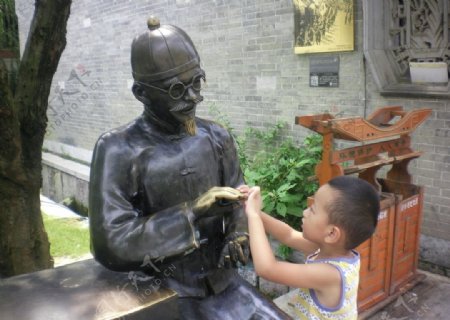 雕塑与孩童