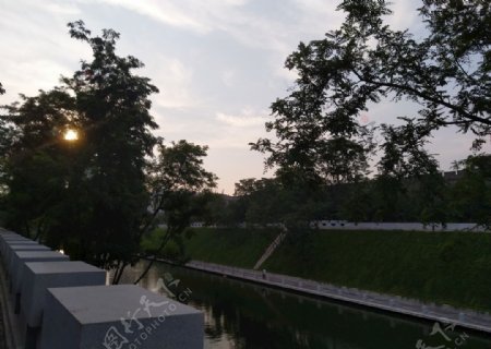 夕阳下的护城河美景
