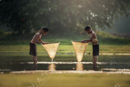 东南亚儿童的童年