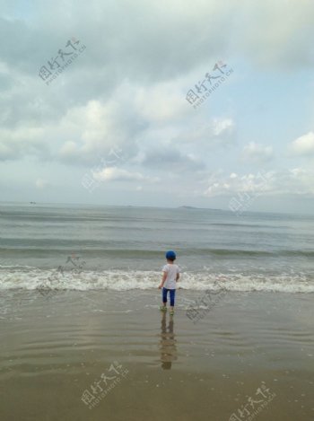儿童海边背影
